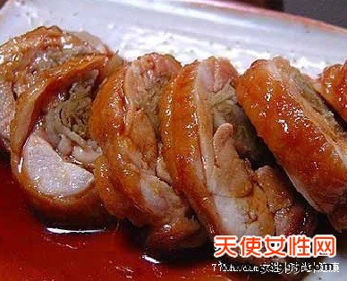 丰胸美食——花生卤猪蹄的做法
