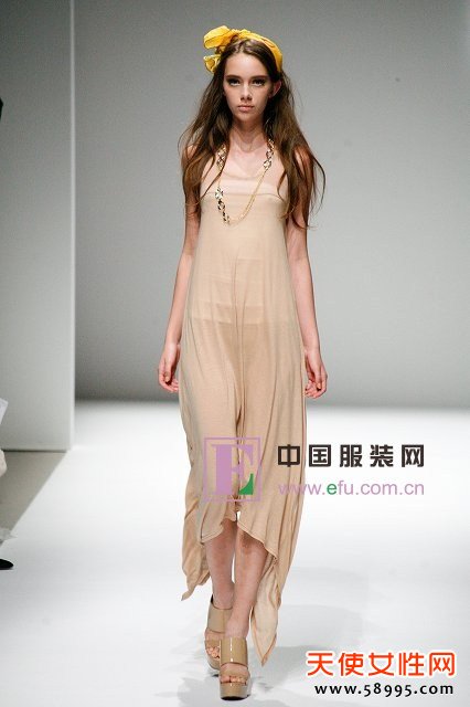 գʦYoko SakaiԴװƷDECEIVE..2013ĶʱװܡϵеƷŮװ“Resort dress worn in a cityжȼٷװ”Ϊ⣬ʦYoko Sakaiʵַչʾȼٵá