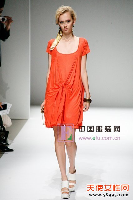 գʦYoko SakaiԴװƷDECEIVE..2013ĶʱװܡϵеƷŮװ“Resort dress worn in a cityжȼٷװ”Ϊ⣬ʦYoko Sakaiʵַչʾȼٵá