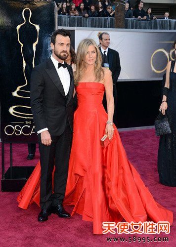 ݸ˹ (Jennifer Aniston) ū (Valentino) 